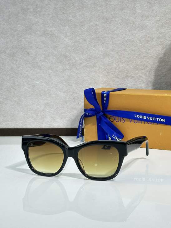 Picture of Louis Vuitton Sunglasses _SKUfw77895110fw